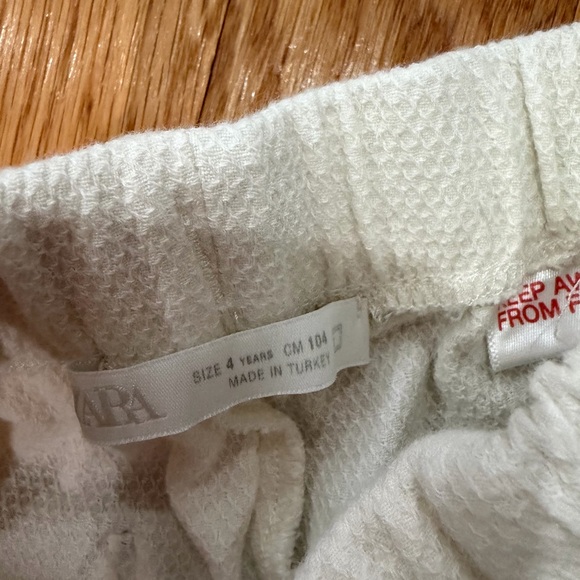 Zara Toddler Boy White & Black Shorts 4T Worn Once - Picture 3 of 3